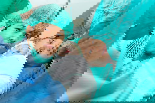 คลอดลูก พ่อแม่ลูก ทารก แรกเกิด เด็กอ่อน โรงพยาบาล