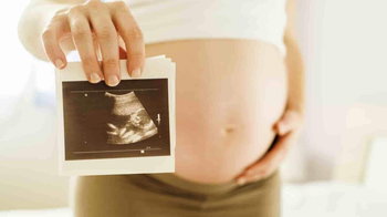 Pregnant woman worried about itchy skin