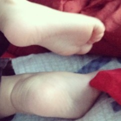 Normal ke bayi suka buat kaki macam ni. Bila baring je kaki lurus kemain