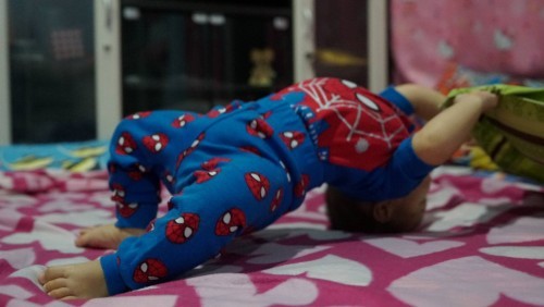 ลูกชาย7 เดือนชอบทำท่านี้ อันตรายไหมมีลูกบ้านไหนเป็นบ้างคะ(หัวโหม่งพื้น)หรือท่าโยคะ