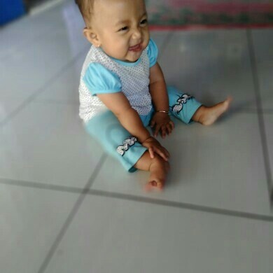 Anakku usia 9bulan tpi dia kalaw tengkurep gk mau suka nangis . mngkin krna bbot nya yg besar . dia mau nya di dudukin , kan temennya yg seumuran dia udah pda merangkak tpi dia malah gitu" ajahh .. wajar gak bunn ??