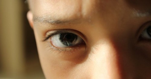 Hati-Hati, Masalah Penglihatan Boleh Jadi Punca Anak Ada “Problem” Di Sekolah, Ini Cara Nak Jaga Mata Mereka!