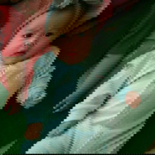 Bayi menangis di gendong orang