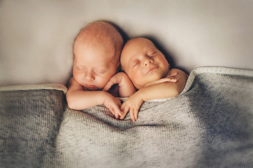 Aku _______ memiliki anak kembar.