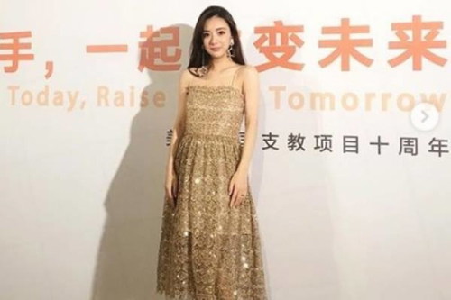 Do you think Aaron Kwok's wife, Moka Fang, is pregnant?