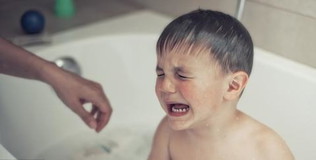Si kecil selalu meragam tak mahu mandi di rumah?