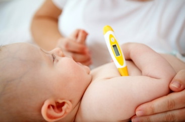 Khi trẻ bị ốm nhẹ. Có ý kiến cho rằng nên cho bé lướt bệnh mà không cần dùng thuốc. Theo ý kiến của ba/mẹ thì