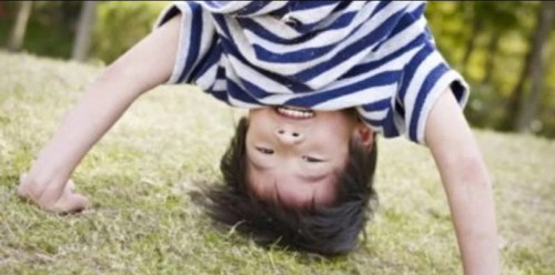 Con lên 3 đã biết trồng cây chuối có nguy hiểm không?