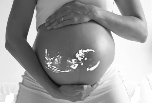 Vì sao thai nhi bị nấc trong bụng?