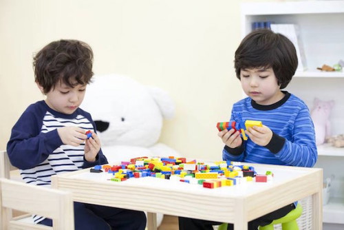 Khi nào thì nên bắt đầu cho con học tiếng Anh ở trường lớp?