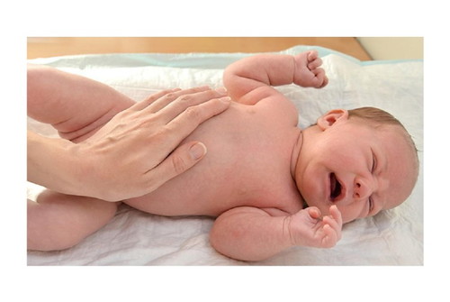 Untuk mengatasi perut kembung/ gangguan pencernaan (colic) pada si kecil, biasanya Bunda menggunakan apa ?