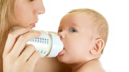 Pada usia berapa bayi bercerai susu?