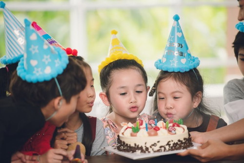 Kapan pertama kali Parent mengadakan pesta ulang tahun untuk anak?