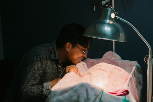 Does you husband take care of your baby after giving birth?