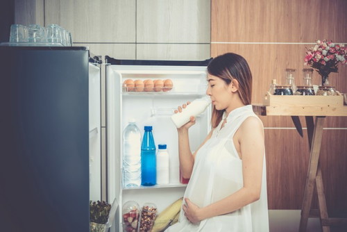 "Minum air es saat hamil bisa bikin gemuk." Mitos atau fakta?