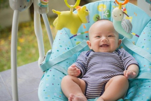 Ada guna mainan gantung untuk menarik perhatian bayi andaketika makan?