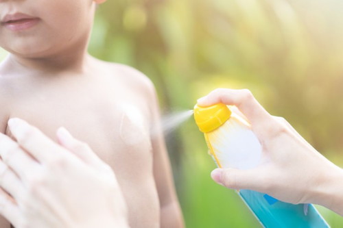 Menurut Bunda, apakah anak sudah perlu memakai sunscreen atau sunblock?