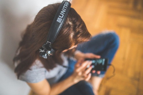 Saang app ka nakikinig ng music?