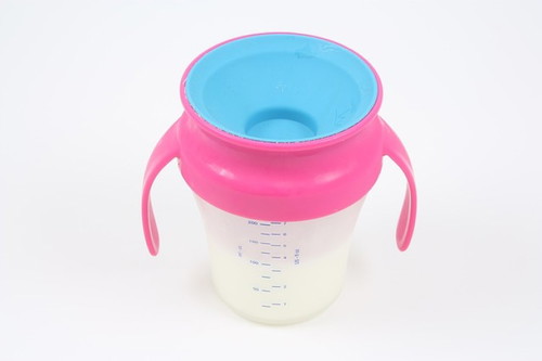 Nasubukan mo na bang bigyan ng breastmilk ang iyong sanggol sa pamamagitan ng feeding cup?