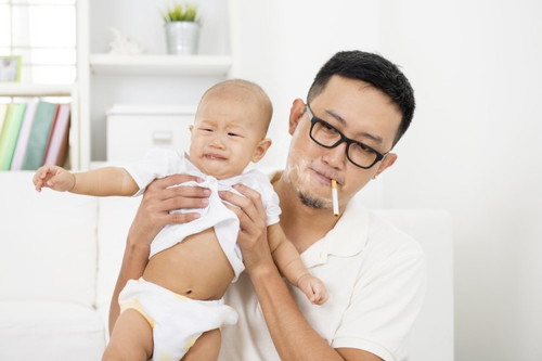 Suami Bunda merokok nggak sih?