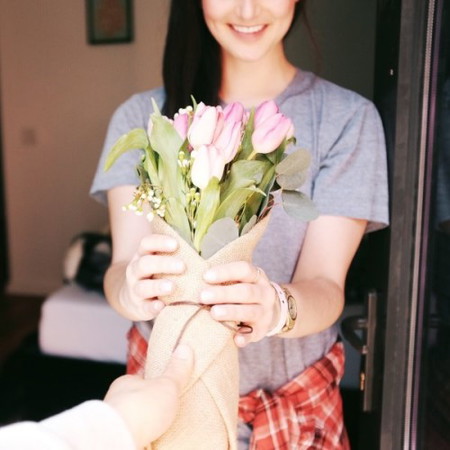 Ano ang gusto mong matanggap ngayong Valentine's Day—chocolates o bulaklak?