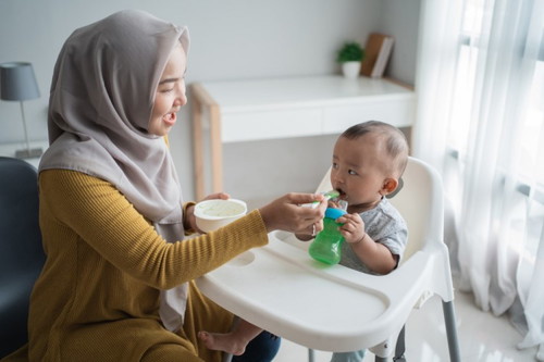 Orangtua baiknya tidak memberikan MPASI daging pada bayi di bawah usia 10 bulan.