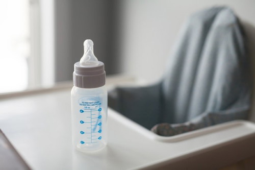 Hinahayaan mo bang nakasubo ang iyong anak sa kanyang feeding bottle habang siyay natutulog?