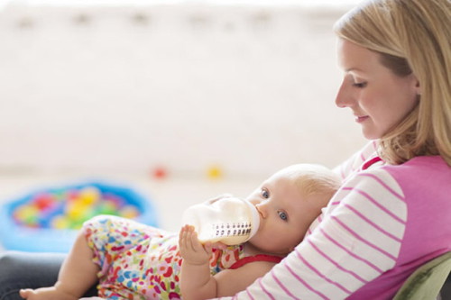 Bilakah anda memperkenalkan susu formula ke dalam diet bayi anda?