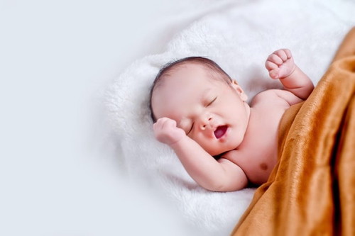 Totoo bang hindi pa nakakakita ang mga newborn?