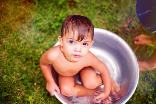 Dapat bang lagyan ng baby oil sa likod ang baby bago maligo?