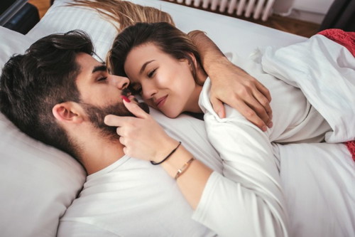 Kalau harus pilih, Bunda lebih suka pasangan yang pengertian atau romantis?