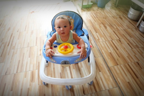 Bunda lebih pilih baby walker atau push walker untuk si kecil? Share alasannya di kolom komentar ya...