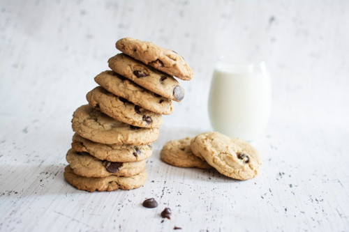 Eat cookies with or without milk, which one tastes better?