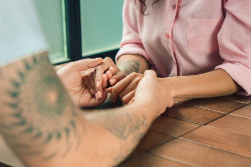 Nagho-holding hands pa rin ba kayong mag-asawa?