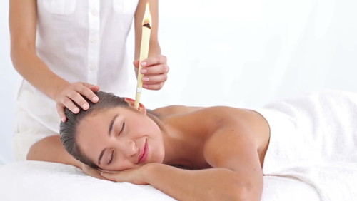 Bunda udah pernah coba membersihkan telinga menggunakan ear candle?