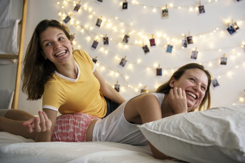 Papayagan mo bang mag-sleepover sa bahay ng kaibigan anak mo pag-teenager na siya?