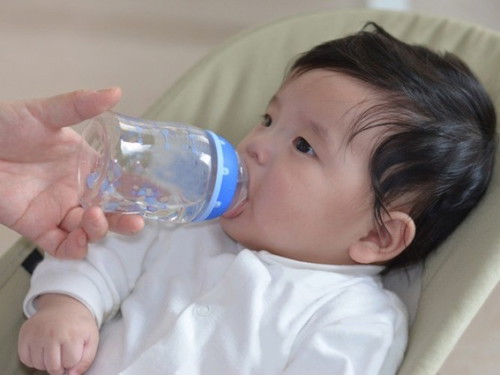 At what age should you feed your child water?