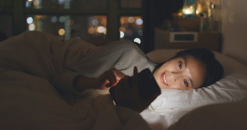 Apakah Parents tahu cara mengaktifkan fitur dark mode (mode layar gelap) di HP android atau iOS?