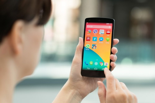 Apakah Parents tahu bahwa banyak aplikasi menyediakan fitur dark mode (mode layar gelap)?