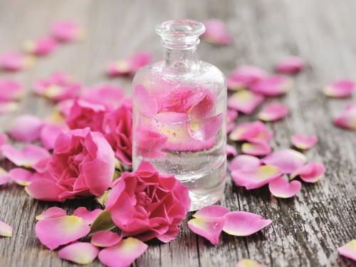 Bạn có sử dụng nước hoa hồng (toner) để làm mềm và sạch da hơn không?