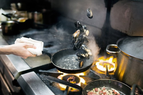 Ibu-ibu lebih suka masak menggunakan: