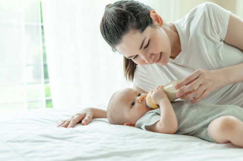 Alam mo ba na hindi dapat nakahiga nang flat si baby habang dumedede?