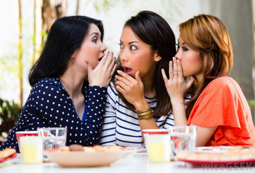 Có hai bạn gái trong quán cà phê đang ngồi thủ thỉ với nhau, rồi chốc chốc lại nhìn bạn khúc khích, bạn biết là họ đang lôi bạn ra làm trò cười. Bạn phản ứng thế nào?
