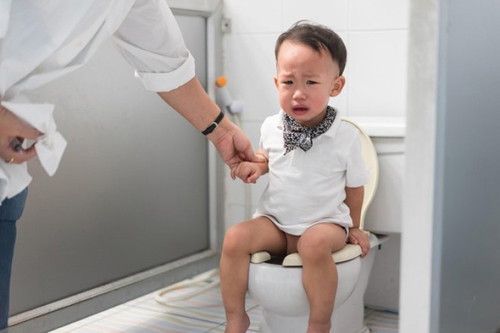 Những dấu hiệu nào cho thấy bé đang bị táo bón?