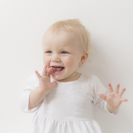 Ilang months si baby noong lumabas ang first tooth niya?