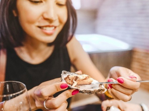 Is it safe to consume raw food while breastfeeding?