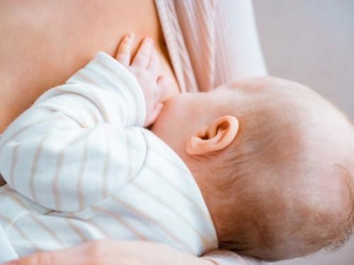 Read: <a href='https://sg.theasianparent.com/tips-on-breastfeeding-newborn' target='_blank' >https://sg.theasianparent.com/tips-on-breastfeeding-newborn</a>