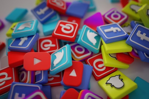 Kailan ka kadalasang unang beses na nagche-check ng social media accounts mo?