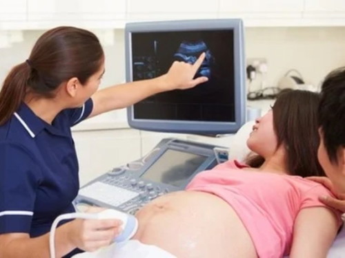 Who accompanied you for your first ultrasound scan? <a href='/feed/hash/pregnancy'>#pregnancy</a> 