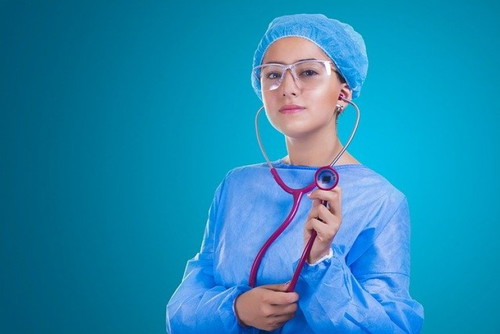 Kanino ka mas magtitiwala? Batang Doktor o Senior na Doktor